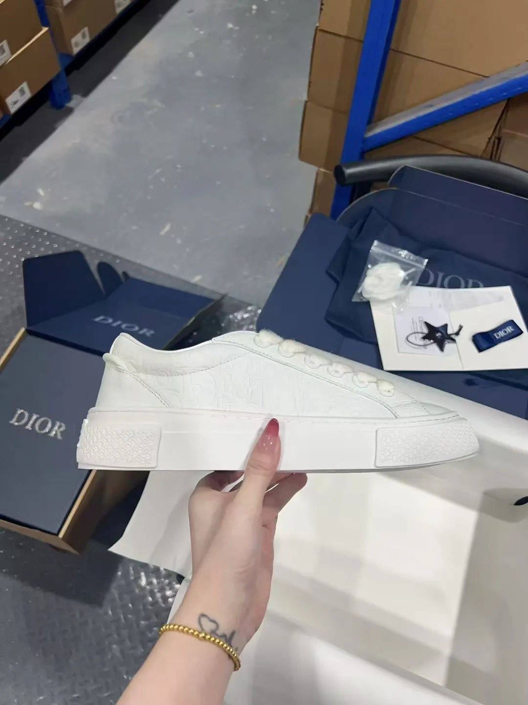 👟👟Ex-factory price 560👟👟 𝐃𝐢𝐨𝐫 𝐱 𝐒𝐭𝐨𝐧𝐞 𝐈𝐬𝐥𝐚𝐧𝐝 𝐁𝟯𝟯 Dior co-branded Stone Island new casual sports shoes Skateboard shoes 111111111 This B33 sneaker comes from the DIOR AND STONE ISLAND limited series. It is a new interpretation of the classic tennis shoe. The fashionable silhouette highlights the heavy texture. The black-dyed cotton has a delicate wash and soft texture, and is finished with the classic Oblique print on the sides, paying homage to the exceptional craftsmanship of the exclusive collaboration. The tongue is embossed with the Dior signature, while cannage panels on the front, DIOR AND STONE ISLAND signature on the back and insole. The rubber outsole features the Dior Oblique pattern, while a contrasting Dior 30 Avenue Montaigne signature on the rear adds style. It can add a modern touch to various casual looks, and can also be matched with other DIOR AND STONE ISLAND items. Exquisite packaging at the delivery counter🛍📦 Customized cowhide material, sheepskin lining, original molded outsole Size: 35-45